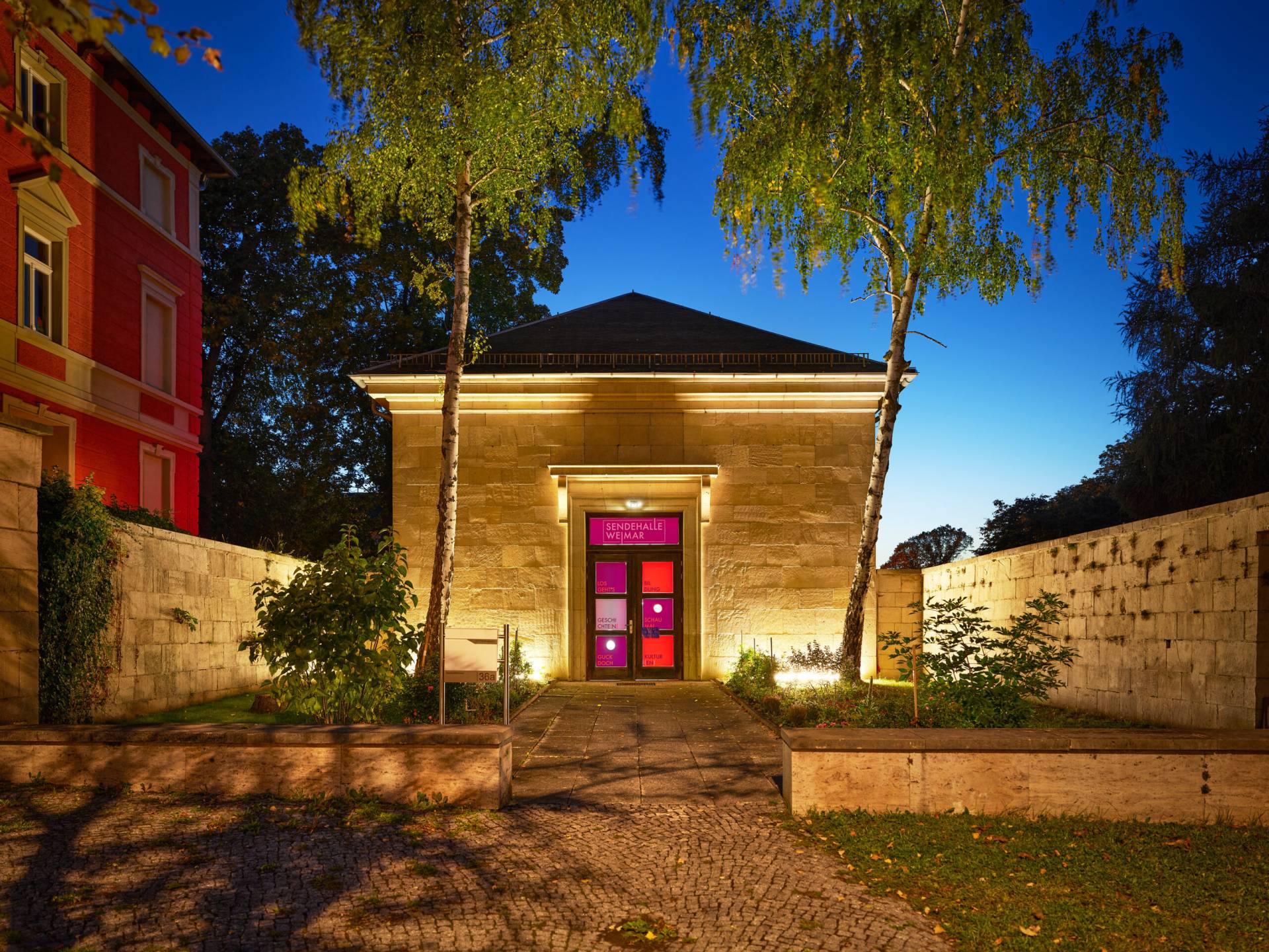 Eingang der Sendehalle Weimar bei Nacht